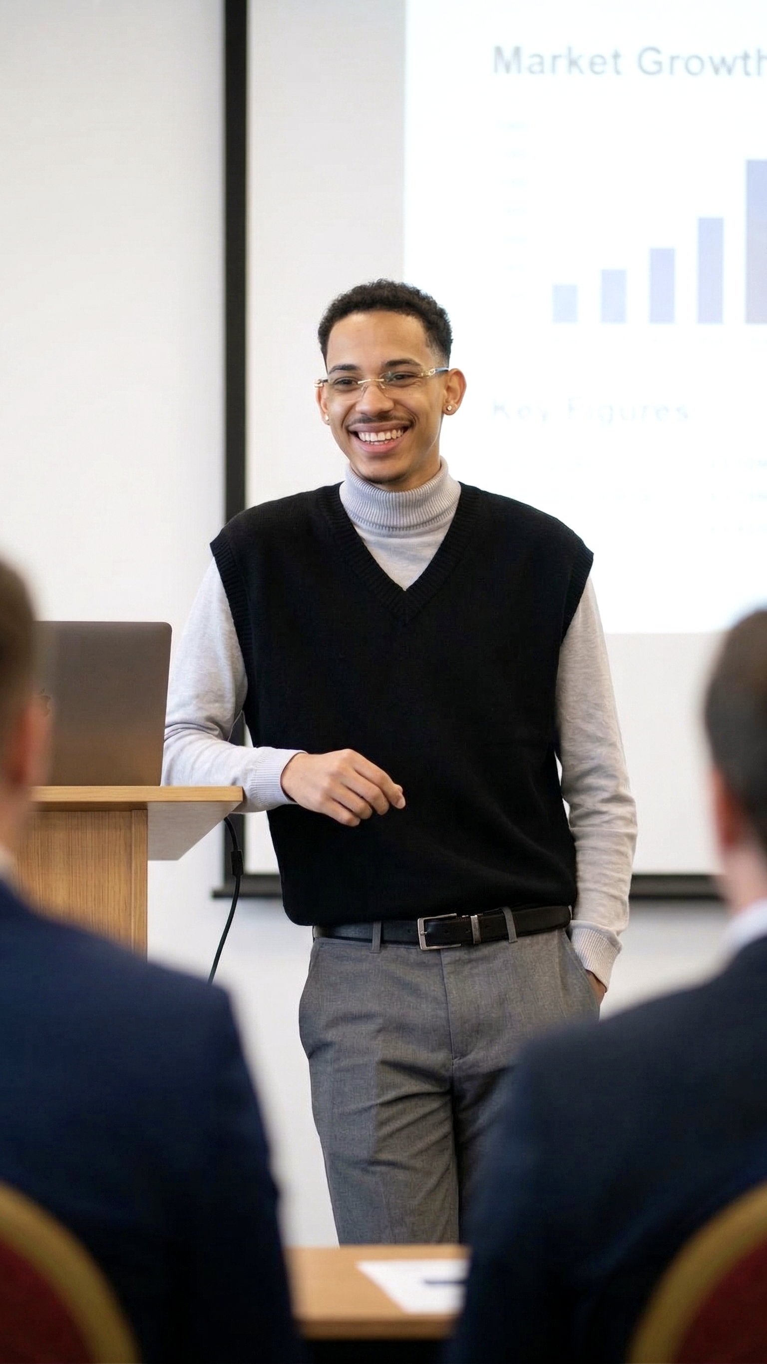 Anthony Hernandez, Geschäftsführer von VeratekSoft, bei einer Präsentation über App- & Webentwicklung und Unternehmenswachstum